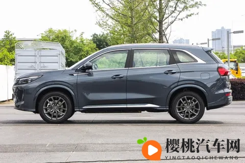 这台 SUV 在 “搞事情”！12 万配齐长续航 + 四驱，同级慌了-2