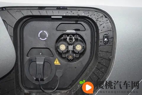 2025 款星纪元 ET:豪华安全大五座 SUV 11 月权益在 适合家用-1