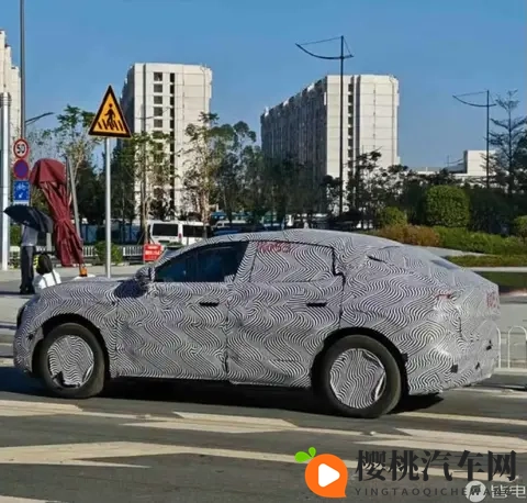 小鹏MONA SUV伪装谍照曝光，计划2026年正式推出-1
