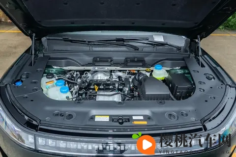 东风奕派eπ008增程超阔版:一款适合家庭使用的五座车型-1