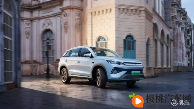 保险套女销售要求试用2:汽车销售新招:女销售员试驾两车,创意营销引关注-1