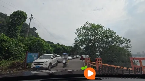 女学霸脱了内裤趴着光屁股打:汽车打蜡新突破:内裤打蜡法,效率翻倍环保升级-1