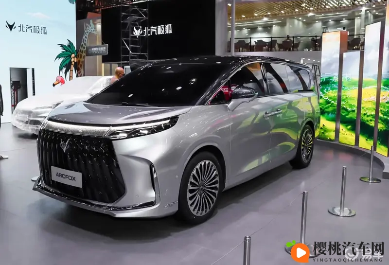 极狐中大型MPV亮相!配华为智驾激光雷达,磁流变悬架-1