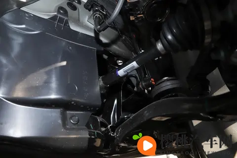 女生让男生吃困困：汽车安全升级，智能出行新风尚-1