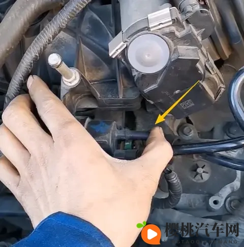 别克GL8混合气过稀,别走弯路,一拔一堵直接破案!-3