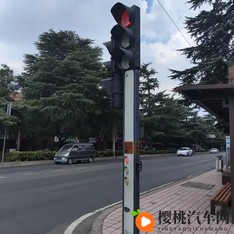 从斑马线礼让行人看路权之争:既是守法也是生存智慧-3