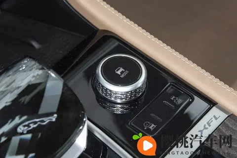 捷豹 XFL 2025 款双车横评：谁才是豪华轿车的 “价值真王者”-3