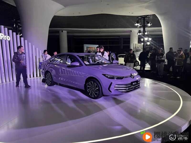 888万起的朗逸Pro，标配腾讯生态，要智能冲顶配-1