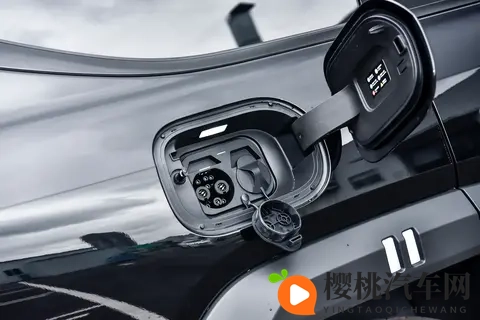 30 万级能渡水的方盒子！奇瑞新SUV 空悬+四驱，馈电油耗 795L-3