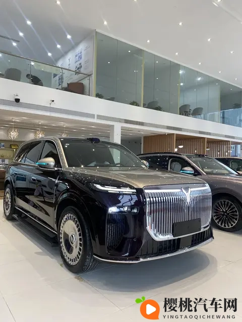 岚图泰山实车到店,长超5米2+后轮转向,配517马力+三腔空悬-1