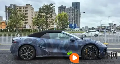 腾势Z敞篷版曝光:软顶设计+32秒破百-1