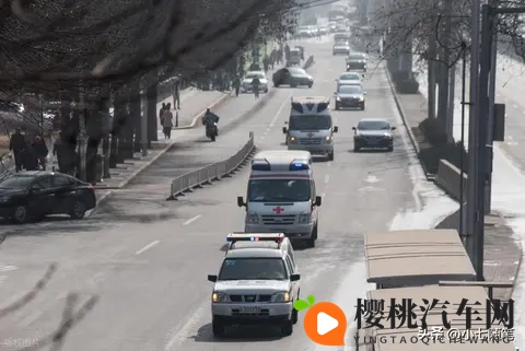 应急车道换胎扣12分?老司机都踩过的坑,说清楚合法操作边界-1