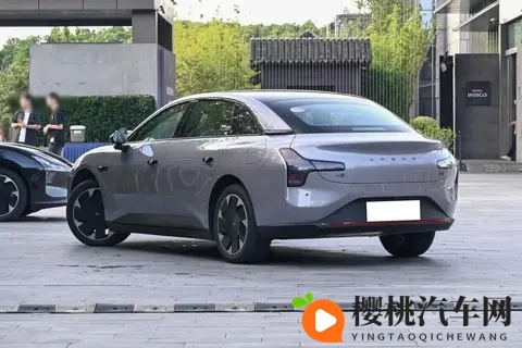 长安启源A06拿出诚意,配6C闪充+高规格悬架,小鹏M03接得住吗?-2