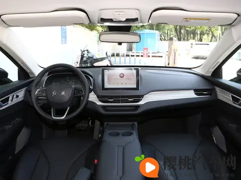 新款红旗纯电中型车售价不足9万起!全新外观更动感,续航500公里-3