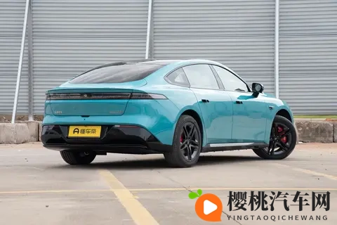 高颜值C级轿跑,37s破百,配激光雷达+电动尾翼,预售1499万起-1