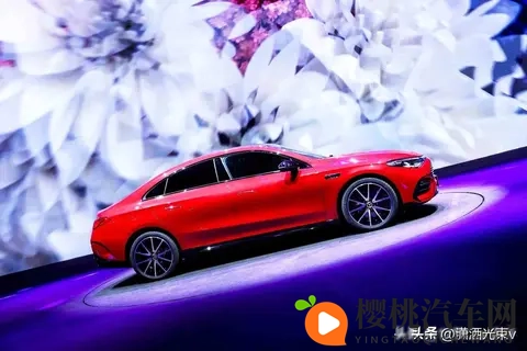 奔驰电车卖25万，用户懵了，豪华体验真能降维？-3