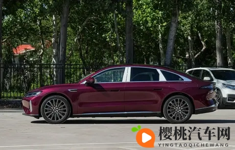 高速稳如BBA！奇瑞风云A9L值不值得买？老司机掏心窝子说10句实话-2