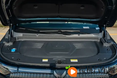 华为乾崑+鸿蒙座舱，试驾26款岚图梦想家，全能MPV实至名归-2