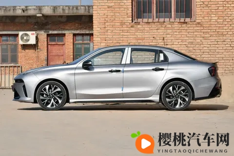 燃油车的新选择！试驾第三代领克03：10万出头，全能家轿怎么选？-2