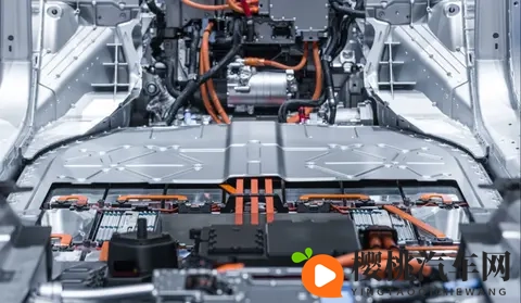 这么容易自燃,到底哪个才更好?磷酸铁锂和三元锂的真相!-1