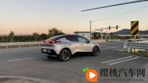 上市后口碑一直好，银色领克Z20添精致细节更抢手-3