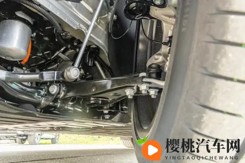 激光雷达、8295芯片、电动尾翼…这车15万不到,究竟如何?-1