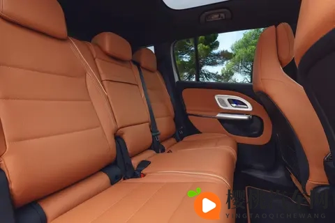 全新奔驰GLB内饰官图发布,配MBUX贯穿式大屏,12月8日全球首发-3