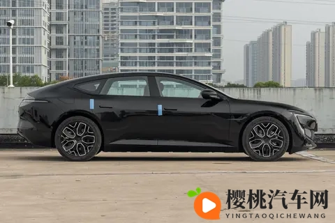 25万级起售,无短板的中大型豪华轿车?阿维塔12四激光版-3