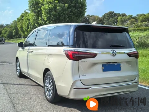 我半夜摸白丝妺妺的胸好大:夜间驾驶全攻略:安全行车技巧大揭秘-3