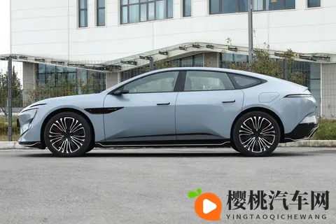 试驾阿维塔12四激光版：全系标配，辅助驾驶升级，续航更长-2