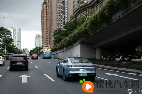 黄色软件大全下载3.0.3每天oppo版免费大全：智能驾驶升级，驾驶体验再飞跃-1