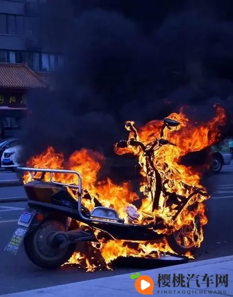 电动车挡风被被禁用,冬天骑车族想出御寒新招,网友看后惊呼聪明-1