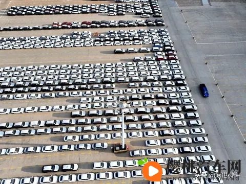 年轻人疯抢“破产车”！7万块提走14万哪吒，是捡漏还是踩坑？-3