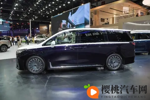 26款岚图梦想家乾崑系列,动力强劲、空间宽敞、配置丰富-2