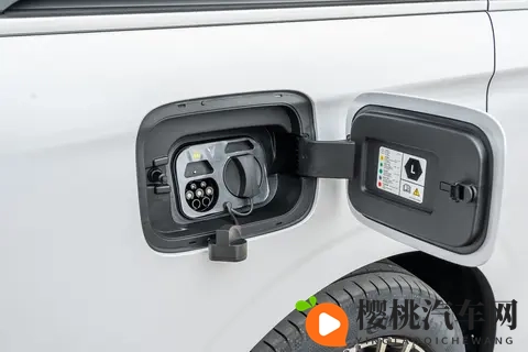 高端MPV怎么选？试驾26款岚图梦想家，空间大动力足-2