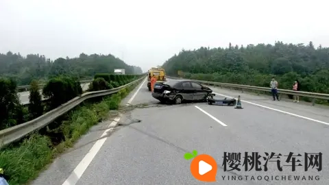 时速120爆胎:做对这3点,大大提高生还概率-1