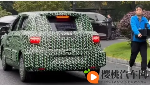 零跑A10曝光!疑似T03接班人,小车市场又要开卷了?-2