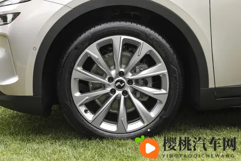 深蓝L06上市：1329万起，为年轻人解锁纯粹驾趣体验-1