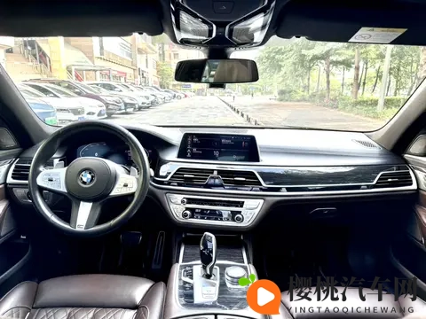 丝袜老师踩我 巴：性感教师意外踩踏，尴尬瞬间难忘-2