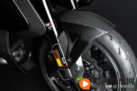 巴博斯跨界摩托车圈！这辆“德系猛兽”能否碾压日系？-3