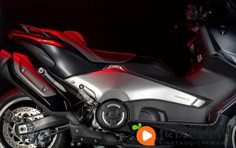 雅马哈TMAX推出25周年纪念版，这款“三缸踏板”怎么这么牛呢？-1