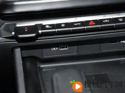 全新吉利豪越L实车亮相 新增15T发动机版本 起售价有望下探-1