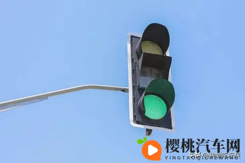 开车请注意!绿灯不走也违法 “罚款200元、记6分”-2