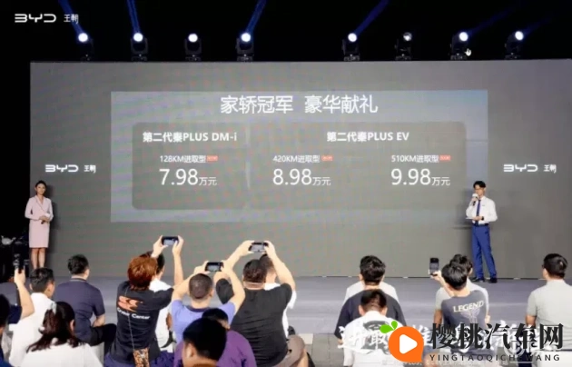 男人和女人在一起肌肌对肌肌:情侣亲密互动,肌肤相触传情意-1