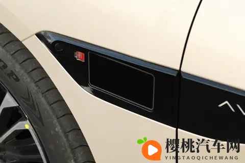 阿维塔12四激光版试驾体验:30万级豪华轿车的实用之选-3