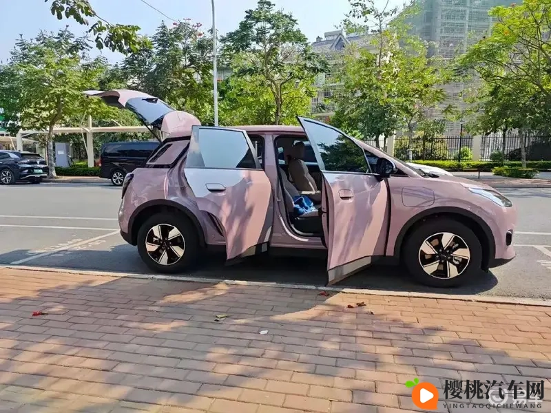 体育生露大jiji撒尿:体育场上意外曝光,男运动员当众解裤撒尿-1