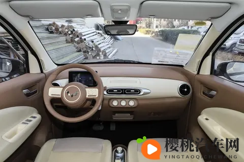 五菱宏光 MINIEV 2025 四门版实测：配置特点与适用人群分析-2