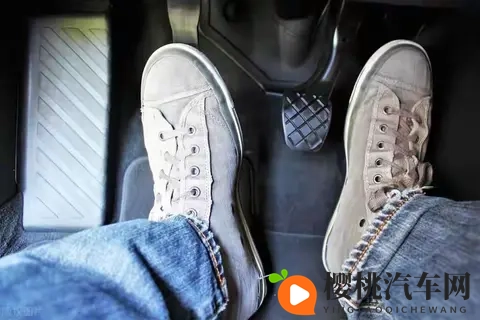 我开了3年车，才知道刹车前先踩死离合后刹车是大忌，都是经验！-1