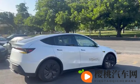 马斯克剧透特斯拉四款AI芯片!无人出租拿掉方向盘明年量产-1