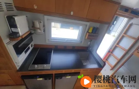 奔驰旅居车:铁皮屋里的移动生活实验-1